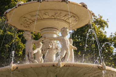 MELBOURNE, AUSTRALIA - 6 Mart 2025: Carlton Gardens 'taki Hochgurtel Fıskiyesi Sergi Binaları