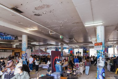 MELBOURNE, AUSTRALYA - 30 AĞUSTRALİSTOS: Brunswick caddesinin yakınındaki ünlü Rose St pazarı, Fitzroy, Victoria, Avustralya 'da nemli bir kış gününde