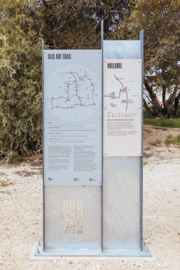 NULLAWIL, AUSTRALIA - SEPTEMBER 28 2025: Avustralya 'nın Wimmera Mallee bölgesinde güneşli bir bahar gününde Silo Sanat Yolu üzerindeki Nullawil silo silosu