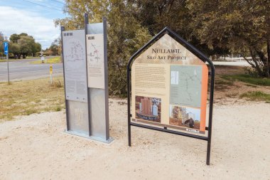 NULLAWIL, AUSTRALIA - SEPTEMBER 28 2025: Avustralya 'nın Wimmera Mallee bölgesinde güneşli bir bahar gününde Silo Sanat Yolu üzerindeki Nullawil silo silosu