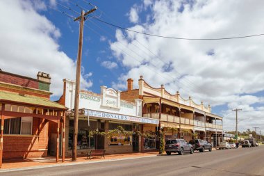 DONALD, AUSTRALYA - 28 Eylül 2025: Avustralya 'nın Victoria kentindeki Donald kasabasında Sunraysia Hwy boyunca tarihi mimari