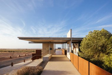 Victoria, Avustralya 'nın kuzeydoğusundaki Mallee bölgesinde bulunan Sea Lake yakınlarında günbatımında büyük bir tuz gölü olan ünlü ve popüler Tyrrell Gölü' ndeki ikonik izleme platformu.