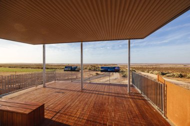 Victoria, Avustralya 'nın kuzeydoğusundaki Mallee bölgesinde bulunan Sea Lake yakınlarında günbatımında büyük bir tuz gölü olan ünlü ve popüler Tyrrell Gölü' ndeki ikonik izleme platformu.