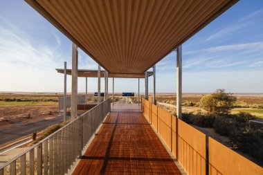 Victoria, Avustralya 'nın kuzeydoğusundaki Mallee bölgesinde bulunan Sea Lake yakınlarında günbatımında büyük bir tuz gölü olan ünlü ve popüler Tyrrell Gölü' ndeki ikonik izleme platformu.