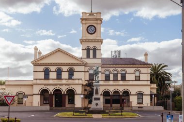 MARYBOROUGH, AUSTRALIA - 28 Eylül 2025: Victoria, Avustralya 'daki eski tarihi Maryborough kentinde bir bahar öğleden sonra Viktorya Dönemi postanesi mimarisi