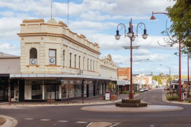 MARYBOROUGH, AUSTRALIA - 28 Eylül 2025: Victoria, Avustralya 'daki eski tarihi Maryborough kasabasında bir bahar öğleden sonra geç saatlerde tarihi Viktorya mimarisi