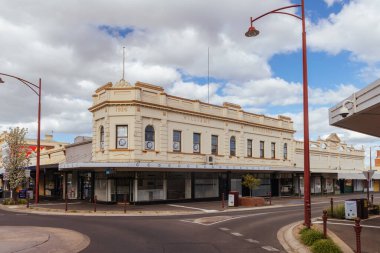 MARYBOROUGH, AUSTRALIA - 28 Eylül 2025: Victoria, Avustralya 'daki eski tarihi Maryborough kasabasında bir bahar öğleden sonra geç saatlerde tarihi Viktorya mimarisi
