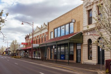MARYBOROUGH, AUSTRALIA - 28 Eylül 2025: Victoria, Avustralya 'daki eski tarihi Maryborough kasabasında bir bahar öğleden sonra geç saatlerde tarihi Viktorya mimarisi