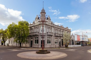MARYBOROUGH, AUSTRALIA - 28 Eylül 2025: Victoria, Avustralya 'daki eski tarihi Maryborough kasabasında bir bahar öğleden sonrasında Bull ve Mouth Hotel' in tarihi mimarisi