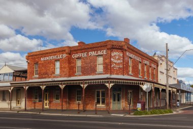 MARYBOROUGH, AUSTRALIA - 28 Eylül 2025: Victoria, Avustralya 'daki eski tarihi Maryborough kasabasında bir bahar öğleden sonra geç saatlerde tarihi Viktorya mimarisi