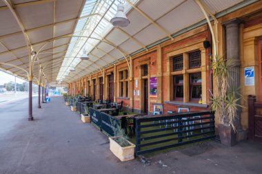 MARYBOROUGH AUSTRALYA - 28 Eylül 2025: Victoria Avustralya 'da güneşli bir ilkbahar öğleden sonrasında Maryborough Viktorya Kasabası Maryborough Tren İstasyonu' ndaki tren platformu