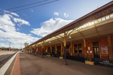 MARYBOROUGH AUSTRALYA - 28 Eylül 2025: Victoria Avustralya 'da güneşli bir ilkbahar öğleden sonrasında Maryborough Viktorya Kasabası Maryborough Tren İstasyonu' ndaki tren platformu