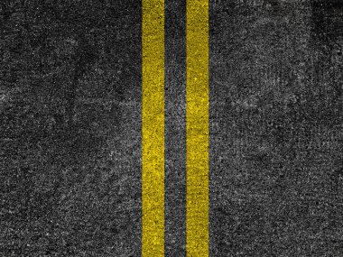 Çift sarı çizgileri olan asfalt yol