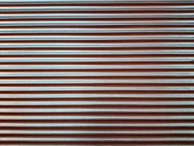 Kahverengi pencere perdeleri yuvarlanan kepenkler