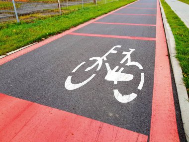 Asfalt şeridinde yatay bisiklet tabelası
