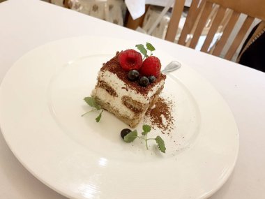 Ahududu ve yaban mersinli tiramisu keki..