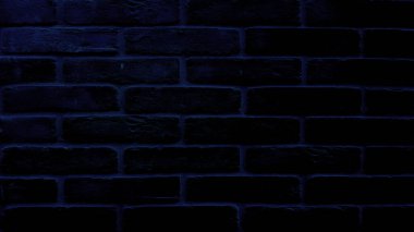 Koyu spot ışığı tuğla duvar dokusu arkaplanı.