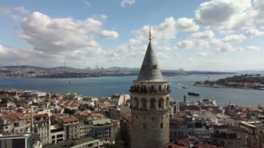 İstanbul 'da Galata Kulesi' nde turistlerin bulunduğu hava manzarası. Yüksek kalite 4k, 10bit görüntü