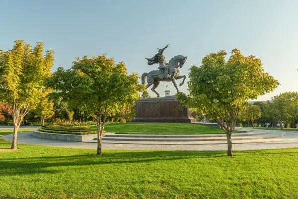 Taşkent 'in merkezindeki parkta gün batımında Tamerlane heykeli, Özbekistan. Yüksek kalite fotoğraf