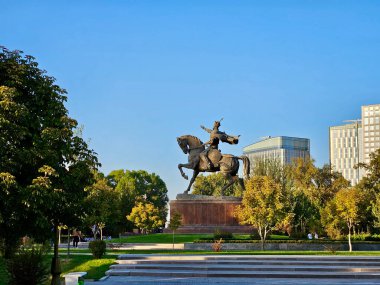 Taşkent 'in merkezindeki parkta gün batımında Tamerlane heykeli, Özbekistan. Yüksek kalite fotoğraf