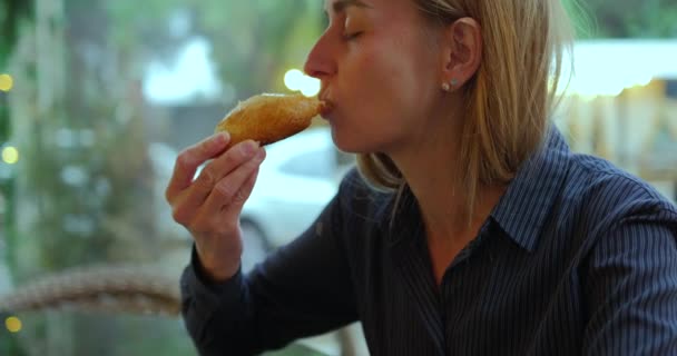 Kobieta Jedząca Tradycyjne Uzbeckie Jedzenie Samsa Ulicznej Kawiarni Wysokiej Jakości — Wideo stockowe