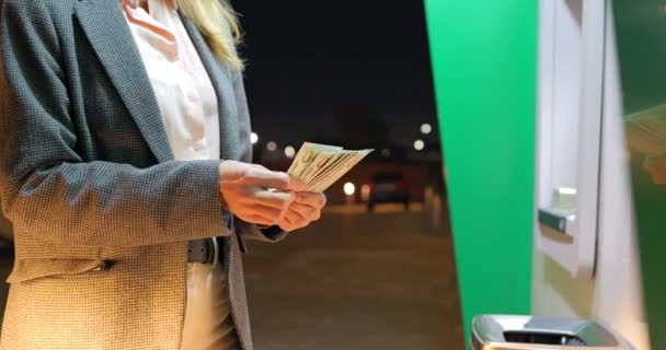 Bizneswoman Liczy Nam Dolary Przy Bankomacie Nocy Wysokiej Jakości Materiał — Wideo stockowe