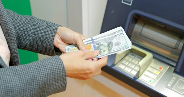 Vrouw Handen Met Usd Dollar Buurt Van Geldautomaat Nachts Meisje Rechtenvrije Stockafbeeldingen
