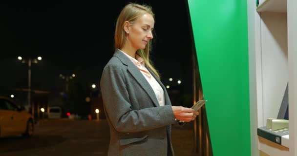 Mujer Con Usd Dólar Cerca Cajero Automático Por Noche Chica — Vídeos de Stock