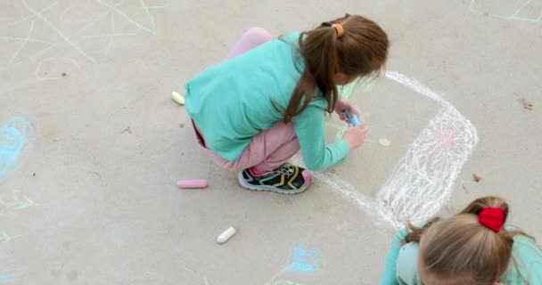 Счастливые Дети Тротуаре Рисуют Мелом Девушка Мелом Руках Рисует Асфальте — стоковое видео