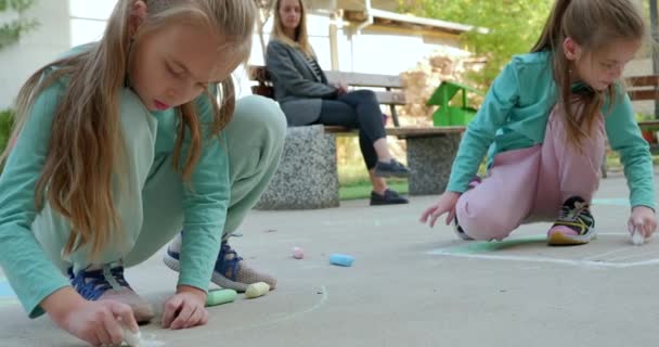 Вчитель Дитячого Садка Спостерігає Дівчата Малюють Крейдою Дівчина Крейдою Руках — стокове відео
