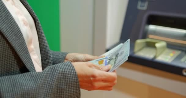 Vrouw Handen Met Usd Dollar Buurt Van Geldautomaat Nachts Meisje — Stockvideo