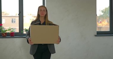 Karton kutulu bir kadın yeni evine doğru yürüyor. Taşıma ya da taşıma konsepti. Yüksek kalite 4k görüntü