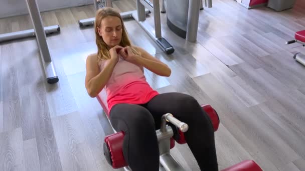 Mujer Activa Entrenando Abdominales Gimnasio Deportes Mujer Practicando Ejercicio Muscular — Vídeos de Stock