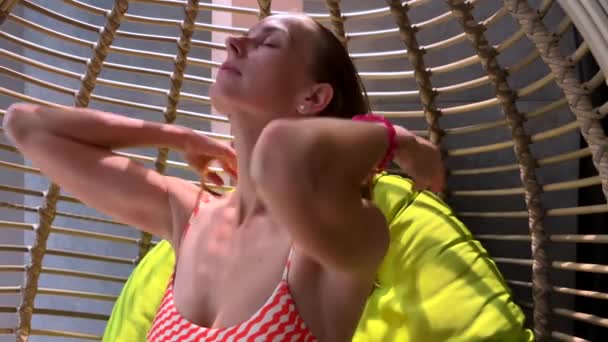 Flicka Rosa Bikini Som Kopplar Mysig Hängstol Spa Högkvalitativ Film — Stockvideo