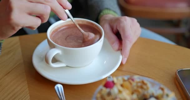 Mädchen Hand Rührt Heiße Schokolade Weißer Tasse Mit Löffel Frau — Stockvideo