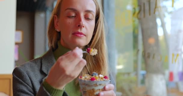 Γυναίκα Τρώει Φυσικό Βιολογικό Μπολ Smoothie Μούρο Διάφορα Καρύδια Και — Αρχείο Βίντεο