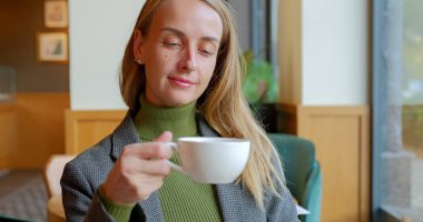 İşçi kadın, öğle yemeğinde kahvesini yudumluyor. Yüksek kalite fotoğraf