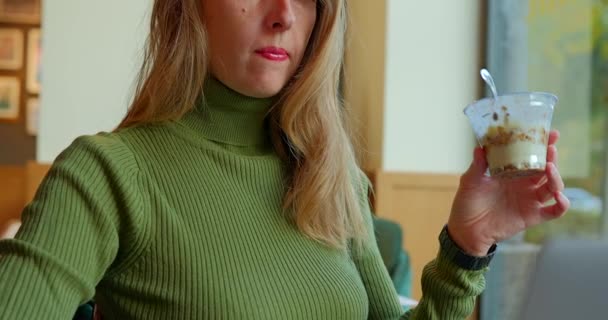 Žena Pomocí Notebooku Jíst Sladký Veganský Dezert Jedinečné Kavárně Dívka — Stock video