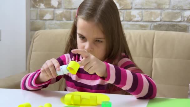 Çocuk Renkli Kağıt Yapıştırıcıyla Bir Cihaz Yapıyor Hobi Eğitim Kavramı — Stok video