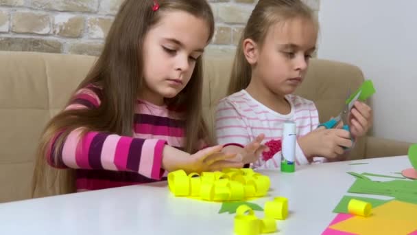 Duas Meninas Menino Criando Brinquedos Papel Colorido Cola Conceito Hobby — Vídeo de Stock