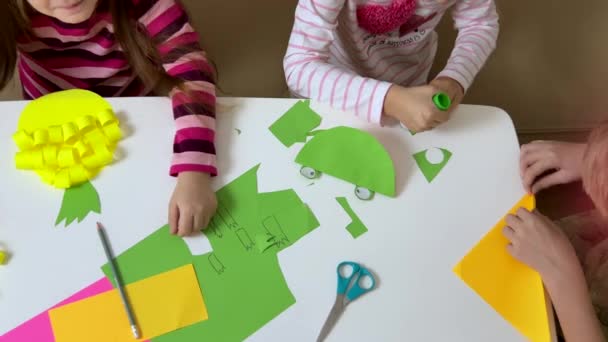 소녀와 종이와 접착제에서 장난감을 만드는 취미와 교육의 고품질 — 비디오