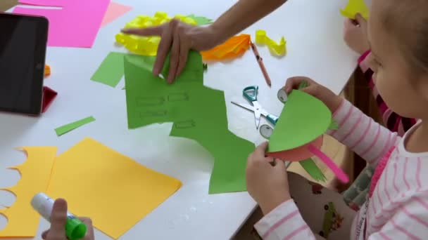 Twee Kleine Meisjes Jongen Die Speelgoed Maken Van Gekleurd Papier — Stockvideo