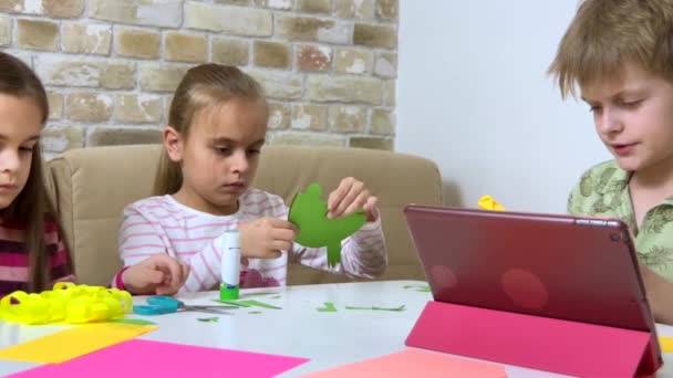 Duas Meninas Menino Criando Brinquedos Papel Colorido Cola Conceito Hobby — Vídeo de Stock