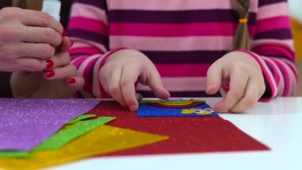 Kadın Kesiklerinin Çocukların Renkli Kağıtlardan Nesnelerle Kapatılması Anaokulu Kavramı Yüksek — Stok video