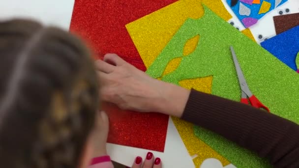 Madre Enseña Sus Hijos Hacer Objetos Artesanales Con Papel Colores — Vídeos de Stock