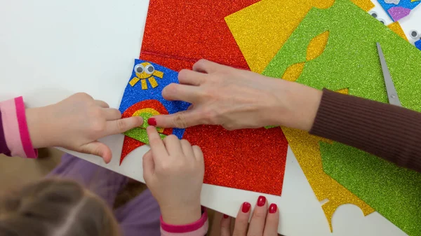 Anne Çocuklarına Renkli Kağıtlardan Işi Yapmayı Öğretiyor Yüksek Kalite Fotoğraf Stok Fotoğraf