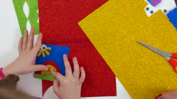 Мать Учит Своих Детей Делать Изделия Цветной Бумаги Высококачественные Кадры — стоковое видео