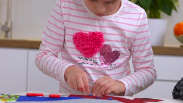 幼稚園の机のハサミでカラーペーパーを切っているかわいい子供たち プレイタイム活動 高品質の4K映像 — ストック動画