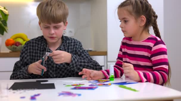 Aranyos Kisgyerekek Vágják Színes Papírt Ollóval Asztalnál Óvodában Játékidő Kiváló — Stock videók