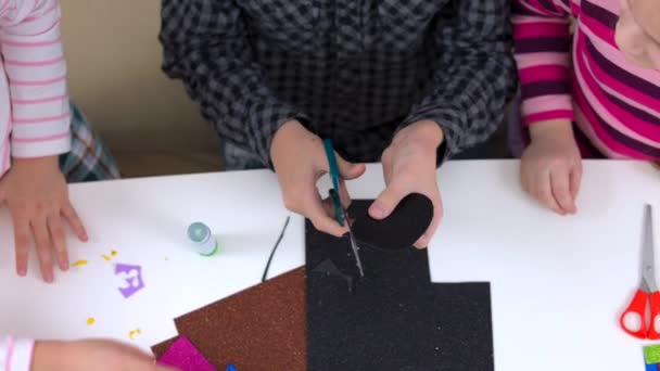 Cute Małe Dzieci Cięcia Papieru Kolorowego Nożyczkami Biurku Przedszkolu Zajęcia — Wideo stockowe